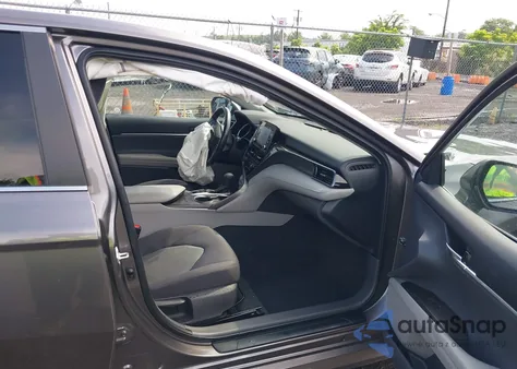 2022 Toyota Camry Le z USA, uszkodzony, nr VIN 4T1R11BK2NU055683